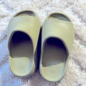 Toddler 9c Yeezy slide